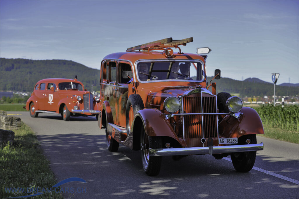Treffen von Packard Oldtimer-Feuerwehrfahrzeugen auf dem Flugpla